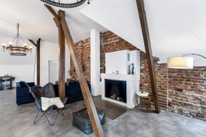 a living room with a fireplace and a brick wall at Modernes Loft mitten im Grünen in Neukirchen-Vluyn
