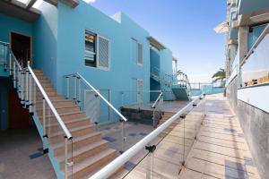 a building with stairs and a blue wall at Casa Mar y Luz in Morro del Jable