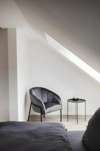 a black leather chair in a bedroom with a table at Ferienwohnung Habichthorst in Naumburg