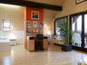 an office with a desk and a chair in a room at Ferienwohnung Eva Maria in Mahlberg