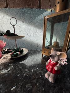 a figurine of a mouse sitting next to a mirror at Ferienwohnung Blaue Maus in Meißen