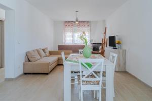 a living room with a white table and a couch at Villa Ohana in Syracuse