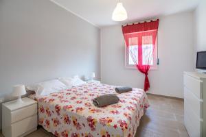 a bedroom with a bed with two pillows on it at Villa Ohana in Syracuse +26 photos