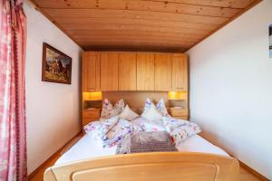 a small bedroom with a bed with pillows on it at Hoferhof Apartement Bergspitze in Schenna