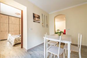 a kitchen and dining room with a table and chairs at Casa di Stefania in Fluminimaggiore