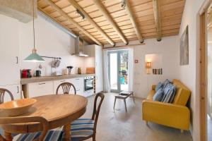 a kitchen and dining room with a table and chairs at Casa Frango in Moncarapacho