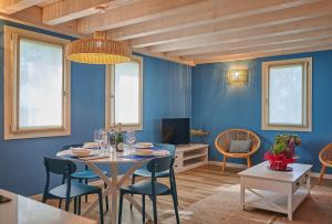 a dining room with blue walls and a table and chairs at Ca' Marano Apartments in Centro