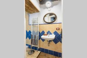 ラポラーノ・テルメにあるArmaiolo Relaxのバスルーム(洗面台、鏡付)