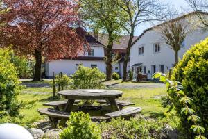 a picnic table in the yard of a house at Haevn-Erholung, Fewo Deichblick in Reußenköge