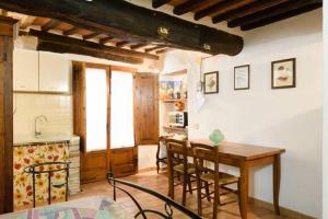 a kitchen with a table and chairs in a room at Armaiolo Relax in Rapolano Terme