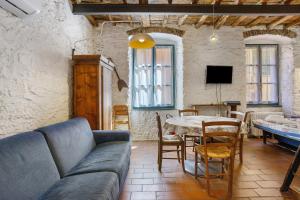 a living room with a couch and a table at Casa Nemo - Riomaggiore, 5 Terre in Riomaggiore