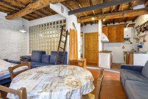 a living room with a table and a kitchen at Casa Nemo - Riomaggiore, 5 Terre in Riomaggiore