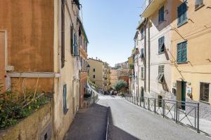 an empty street in an alley between two buildings at Casa Nemo - Riomaggiore, 5 Terre in Riomaggiore