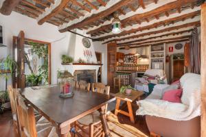 a living room with a table and a couch at Casa de la Fuente in Bubión