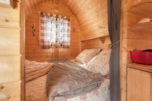 a bedroom with a bed in a log cabin at Cabane Perce Neige - Gavarnie in Gèdre