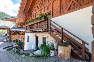 a building with a staircase with flowers on it at Gamperhof Apartment Planet in Collepietra