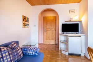 a living room with a couch and a flat screen tv at Gamperhof Apartment Planet in Collepietra