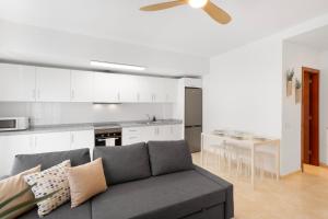a living room with a couch and a kitchen at Odelaria Home in Ingenio