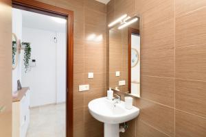 a bathroom with a sink and a mirror at Odelaria Home in Ingenio