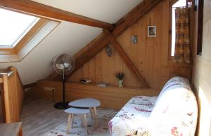 a room with a attic with a bed and a lamp at La Grange in Doussard