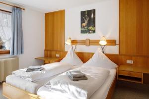 a hotel room with two beds with white sheets at Ferienhaus Schwörer in Feldberg