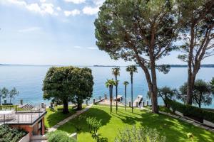 an aerial view of a park with the ocean in the background at Casa Jessika in Gardone Riviera