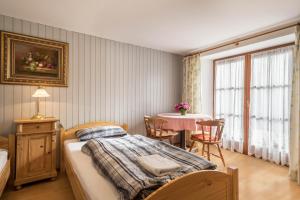 a bedroom with a bed and a table with chairs at Ferienwohnung Achraintal 4 in Lindau