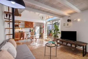 a living room with a couch and a table at Estúdio Casa Do Limoeiro in Nora