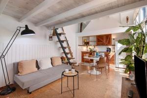 a living room with a couch and a table at Estúdio Casa Do Limoeiro in Nora +15 photos