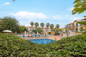 a view of the swimming pool at the resort at Apartamento Tavirasol in Tavira