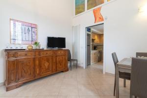 a living room with a television on a wooden cabinet at Water Run in Bari
