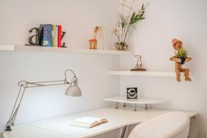 a white desk with a lamp and a chair at Villa Ronda Estación in Porreres