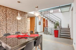 a dining room with a table and chairs at Villa Ronda Estación in Porreres