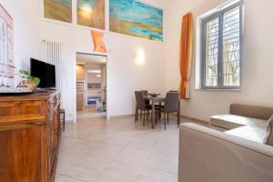 a living room with a couch and a table at Water Run in Bari
