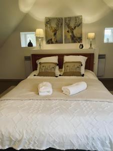 a bed with two towels on top of it at Gîte De La Ferme Du Tilleul in La Pellerine