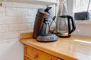 a blender sitting on top of a wooden counter at Ferienwohnung Alte Bauernkate in Süderholz