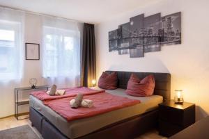 a bedroom with two stuffed animals on a bed at Amselnest in Kempten