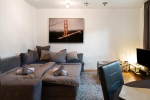 a living room with a couch with a picture of the golden gate bridge at Amselnest in Kempten