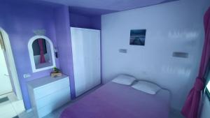 a small bedroom with a bed and a mirror at Dunaflor Gemelo 1 in San Bartolomé +7 photos