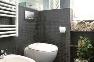 a bathroom with a toilet and a sink at Lo scoglio in Bogliasco +14 photos