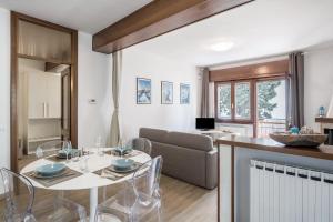 a living room with a table and a couch at Appartamento Fiocco in Malcesine