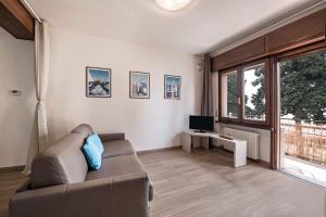 a living room with a couch and a television at Appartamento Fiocco in Malcesine