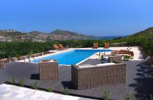 a swimming pool with wickericker chairs and a swimming poolvisorangering at House with private pool in Naousa