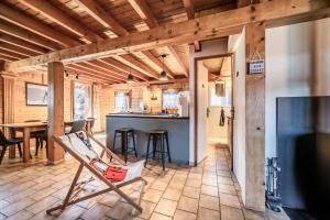 a porch with a porch swing in a room with a kitchen at Chalet 6p - Le casse noisette in Verchaix