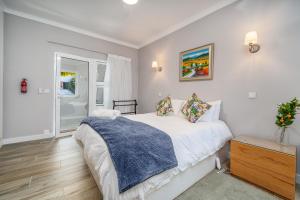 a bedroom with a bed and a window at Orange Blossom Grove in São Bartolomeu de Messines