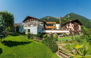 an aerial view of a house with a yard at Alpenhof Lodge Almrose in Saltusio