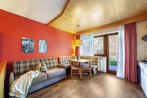 a living room with a couch and a table at Alpenhof Lodge Almrose in Saltusio