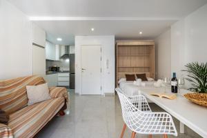 a living room and a bedroom with a bed and a couch at Alojamiento Privilegio de Alcalá in Alcalá la Real