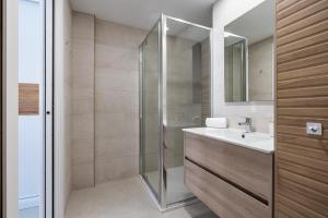 a bathroom with a shower and a sink at Alojamiento Privilegio de Alcalá in Alcalá la Real +17 photos