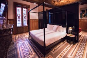 アリカンテにあるPalacio Salvetti Suitesのステンドグラスのベッドルーム1室(天蓋付きベッド1台付) +45枚の写真